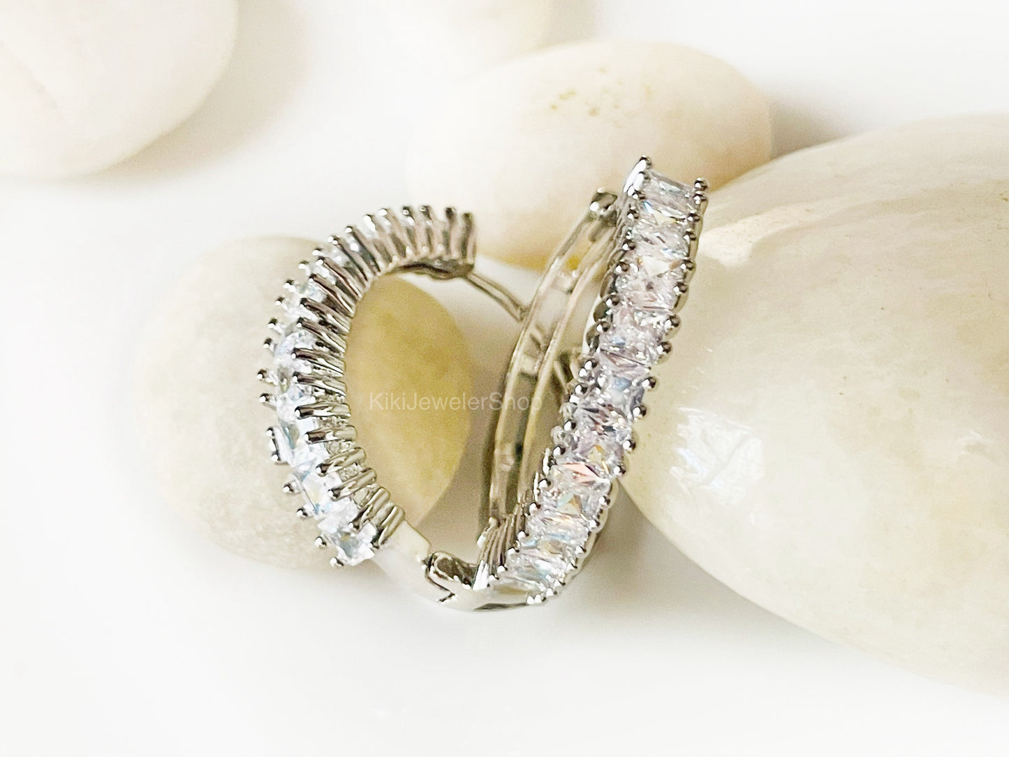 Boucles d'oreilles créoles en saphir bleu, pierre précieuse bleu foncé, 2,5 cm, cadeau pour elle, cadeau pour maman, pierre de naissance de septembre