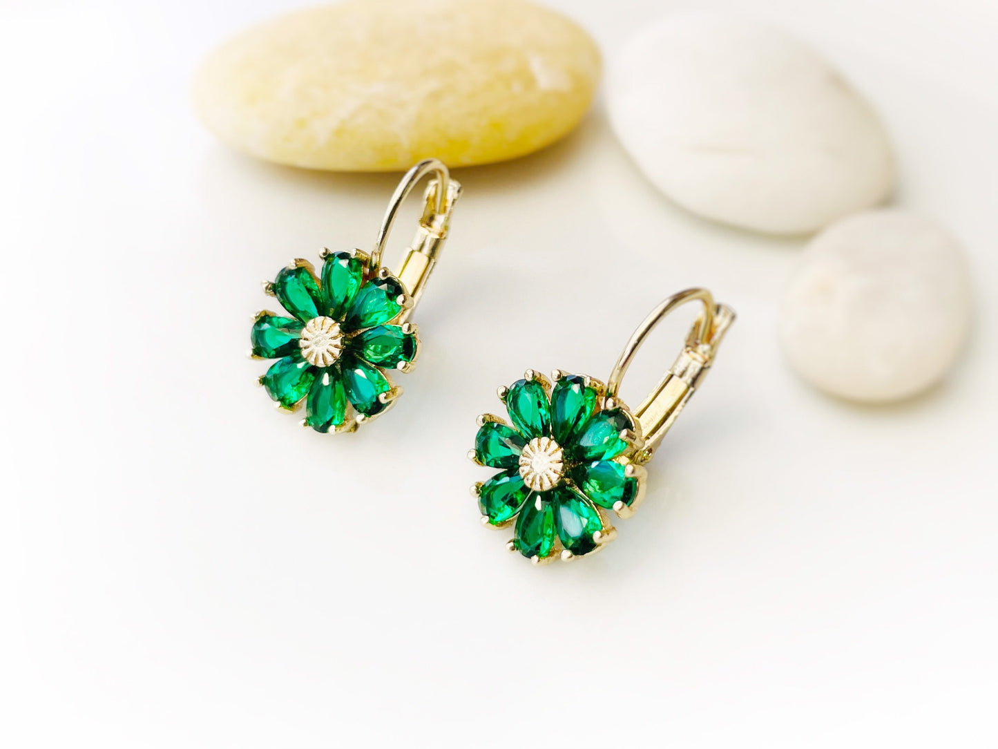 Emerald daisy flower dangle earrings, green flower drop earrings, May birthstone earrings, gift for mom, gift for her