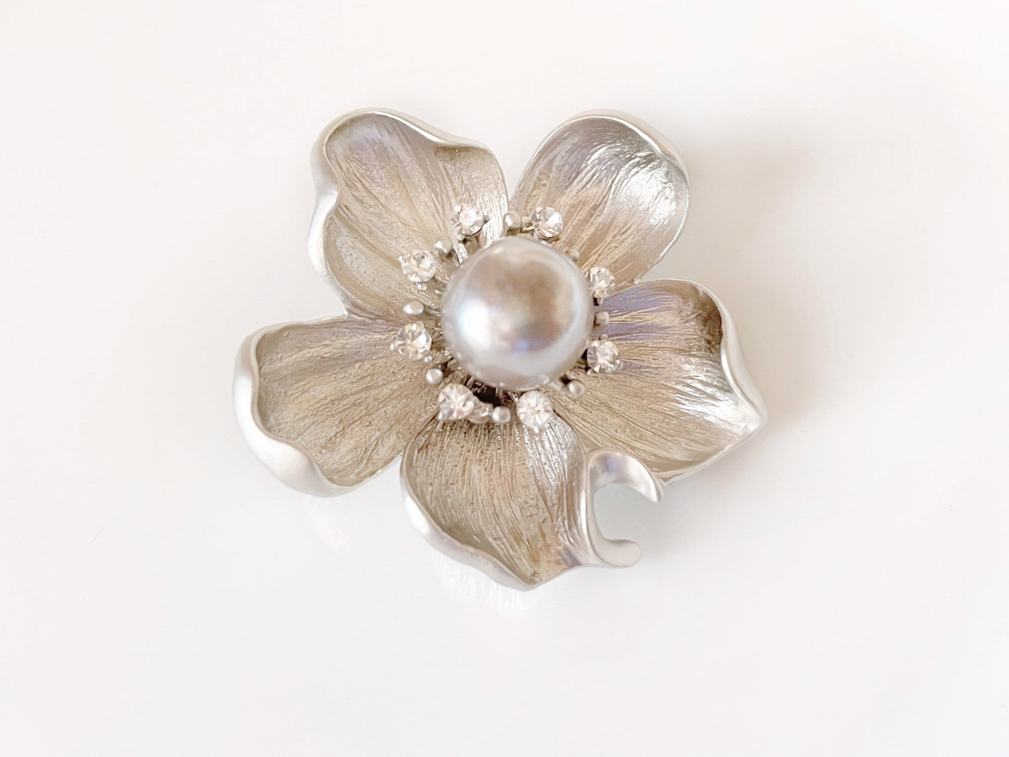 Pearl crystal flower brooch in silver plated. Silver flower brooch pin, wedding bouquet brooch, gift for her, gift for mom