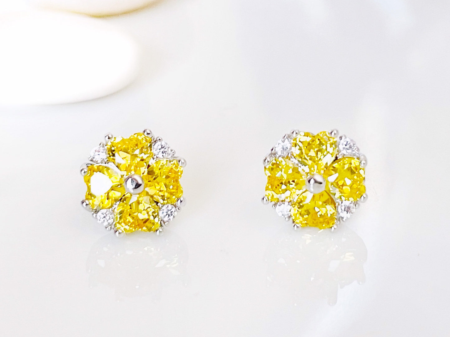 Petites boucles d'oreilles puces en topaze bleue en forme de fleur, pierre précieuse bleue, pierre de naissance de décembre, cadeau pour maman, cadeau pour elle