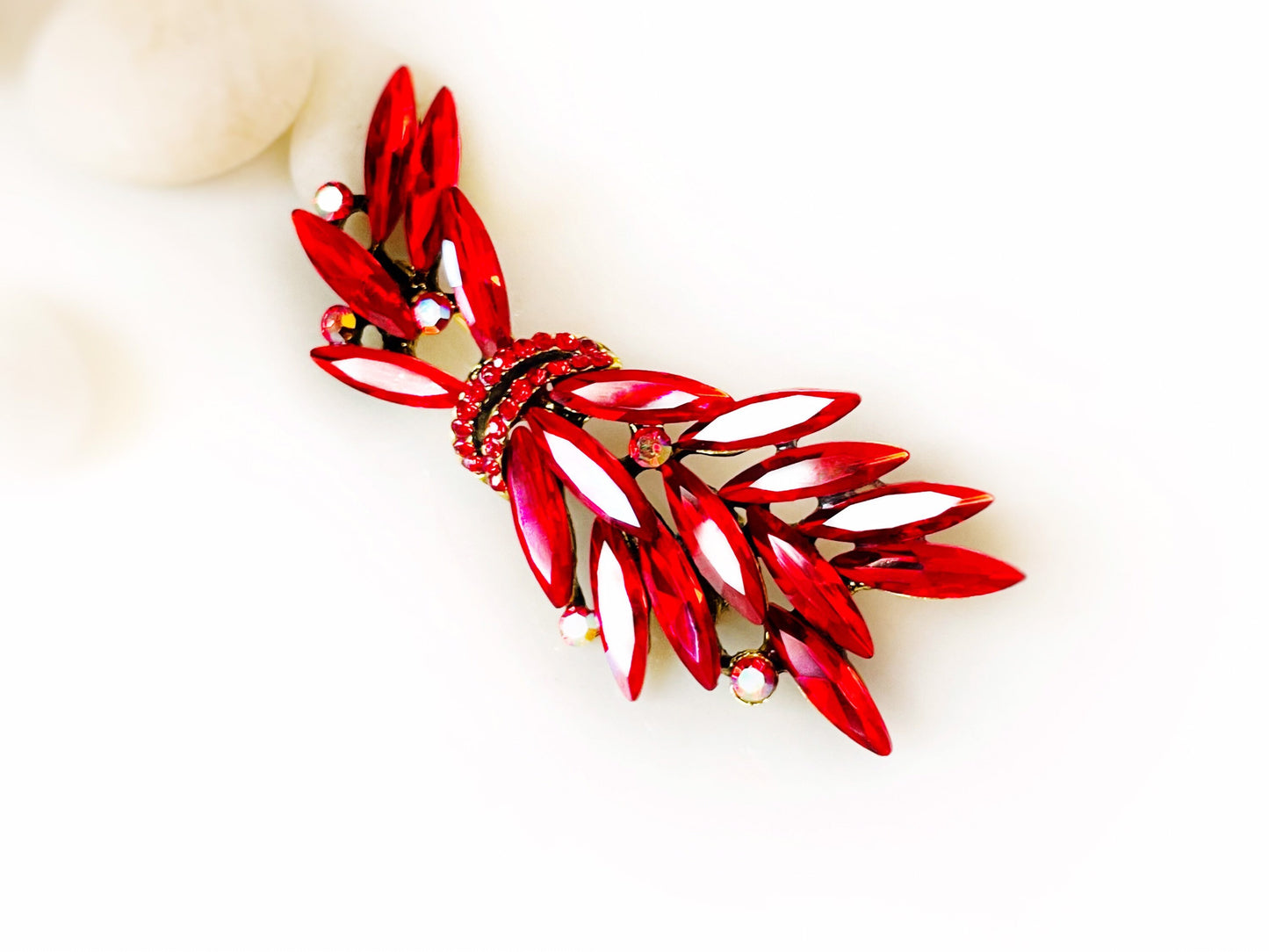 Emerald green brooch, bouquet brooch pin in antique gold, wedding brooch, gift for mom, gift for her