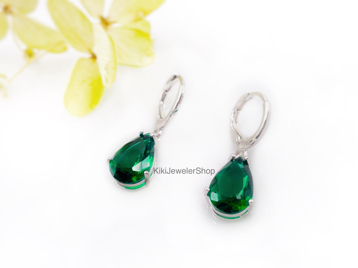 Boucles d'oreilles pendantes en or 14 carats serties d'une pierre précieuse vert émeraude, pierre de naissance du mois de mai, cadeau pour elle, cadeau pour une fille