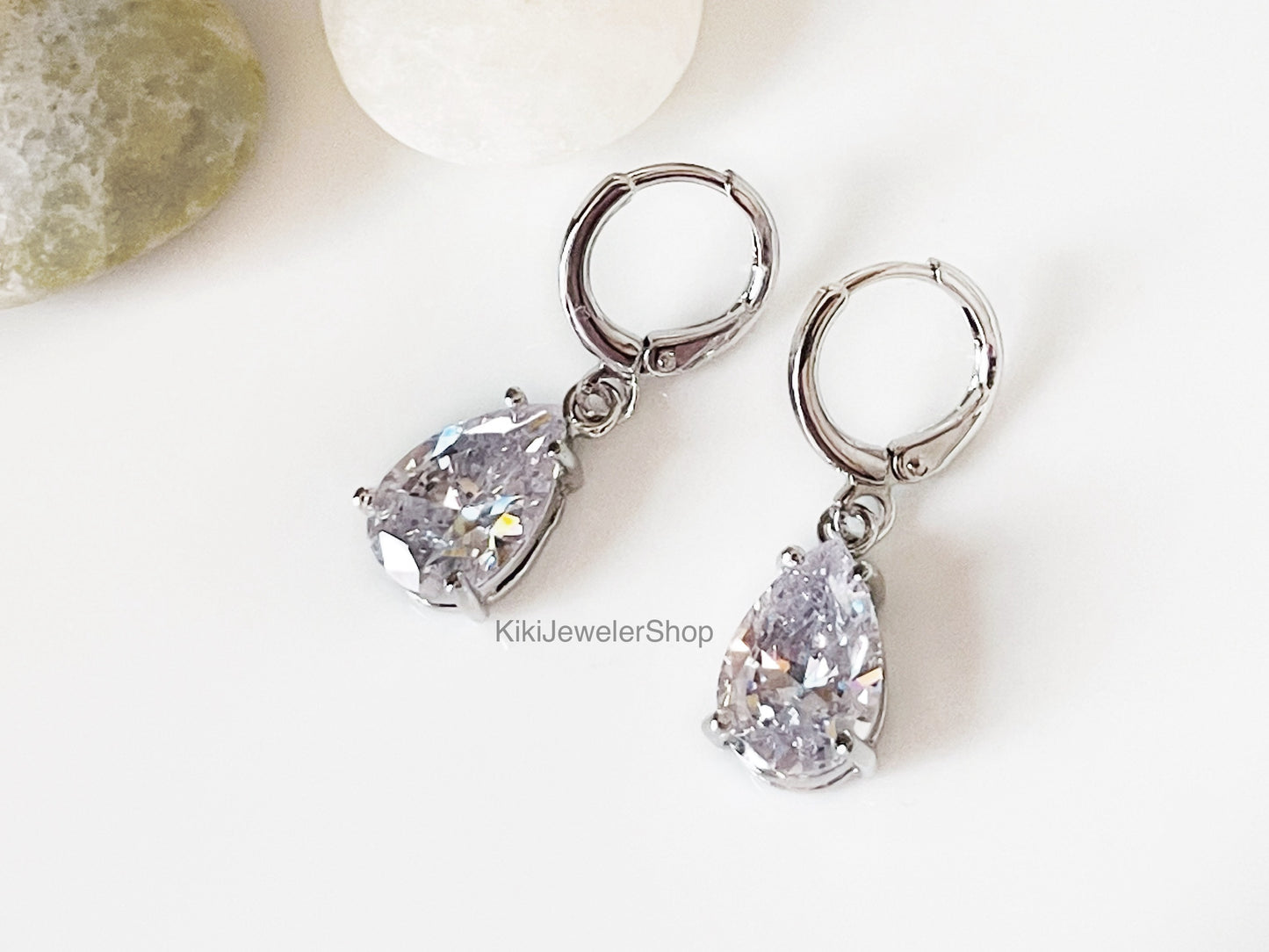 Boucles d'oreilles pendantes en saphir blanc, pierres précieuses blanches, cadeau pour elle, boucles d'oreilles de mariée, pierre de naissance d'avril