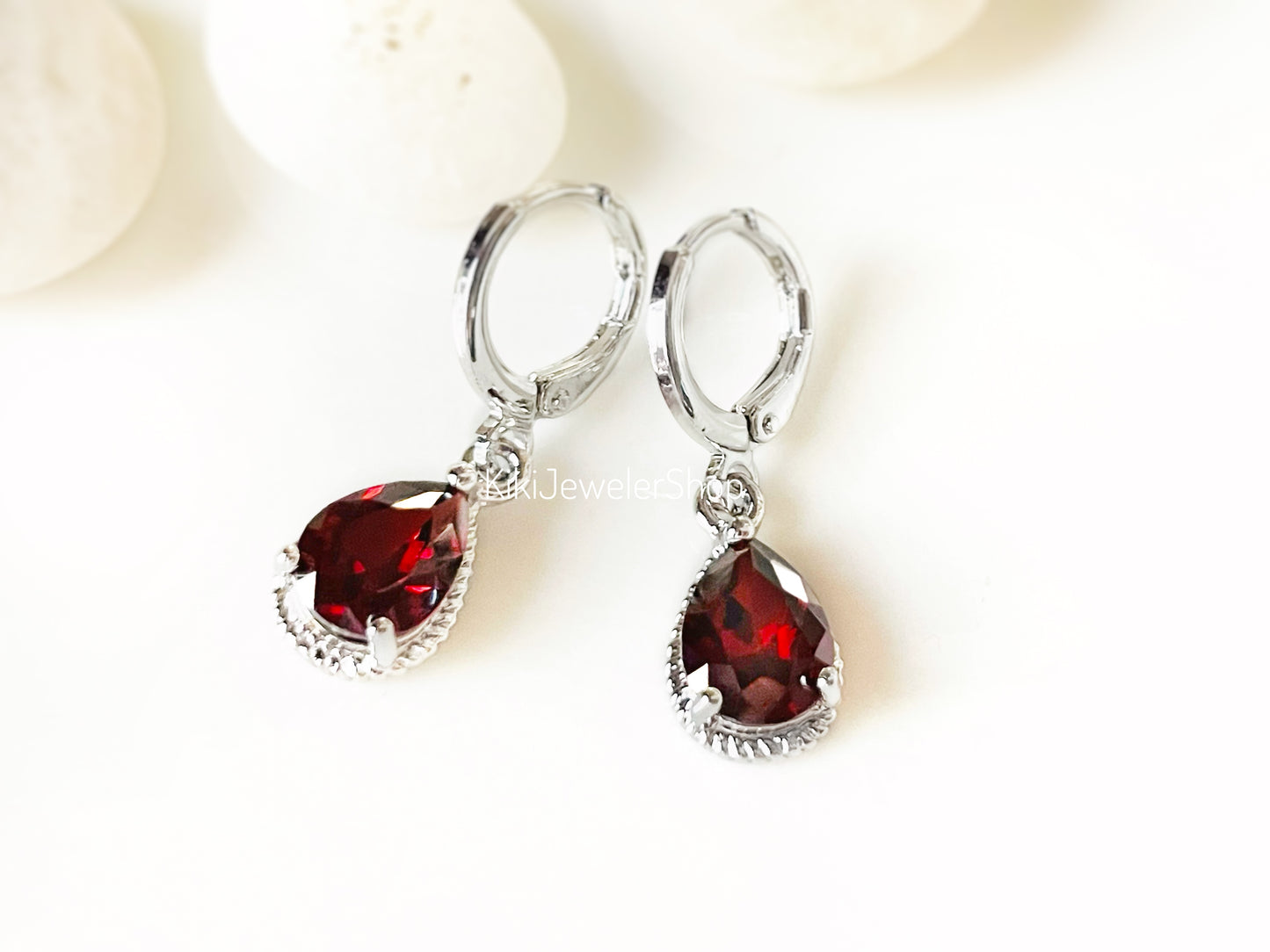 Boucles d'oreilles pendantes en grenat en forme de larme, petites boucles d'oreilles serties d'une pierre rouge, cadeau pour elle, cadeau pour une fille, pierre de naissance de janvier