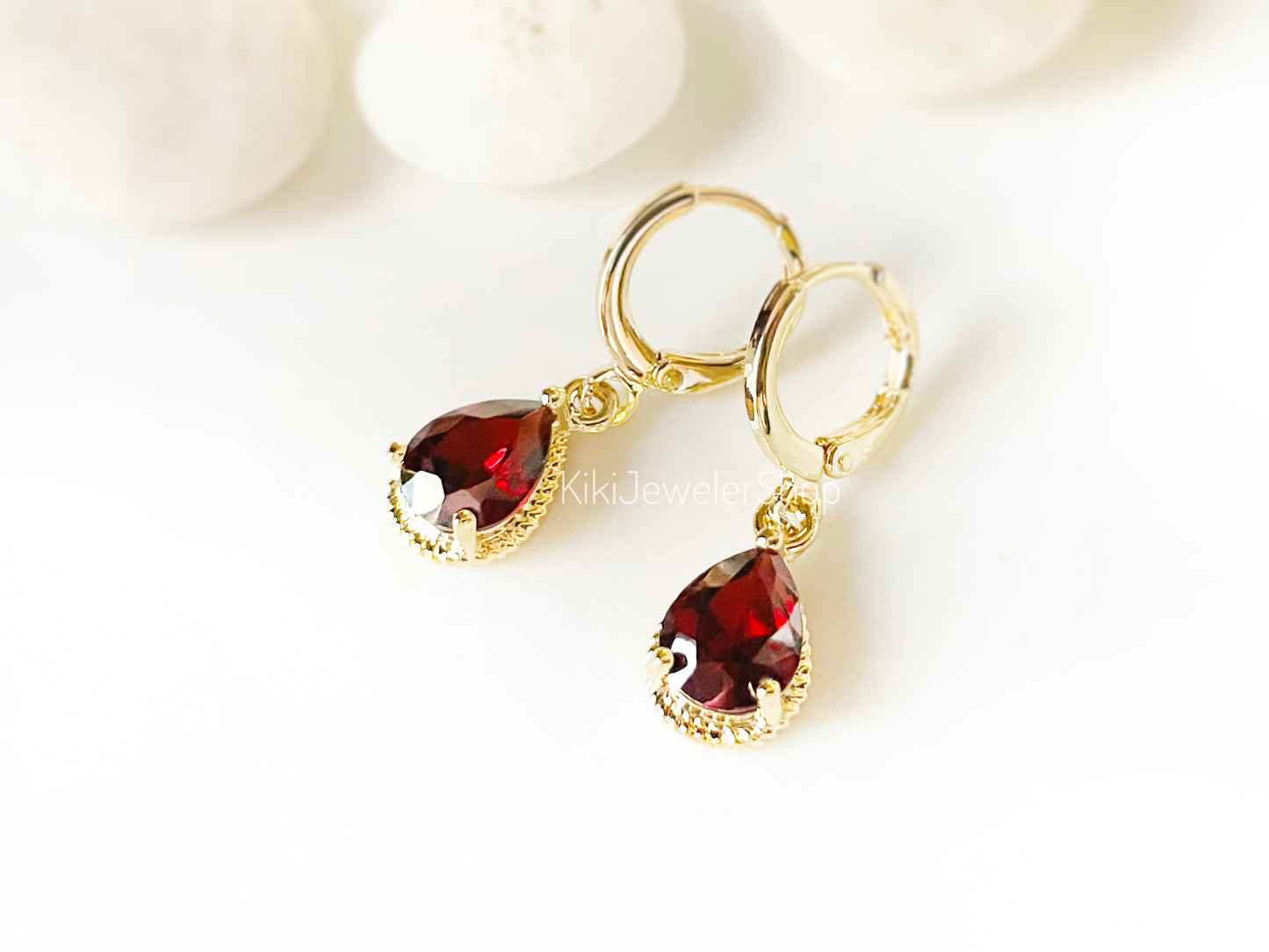 Boucles d'oreilles pendantes en grenat en forme de larme, petites boucles d'oreilles serties d'une pierre rouge, cadeau pour elle, cadeau pour une fille, pierre de naissance de janvier