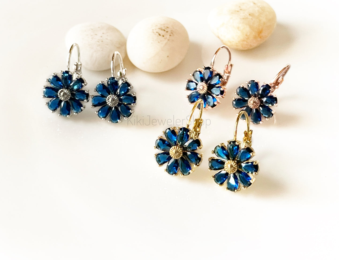 Boucles d'oreilles pendantes marguerite en saphir, boucles d'oreilles fleur en saphir bleu, boucle d'oreille pierre de naissance de septembre, cadeau pour maman, cadeau pour elle