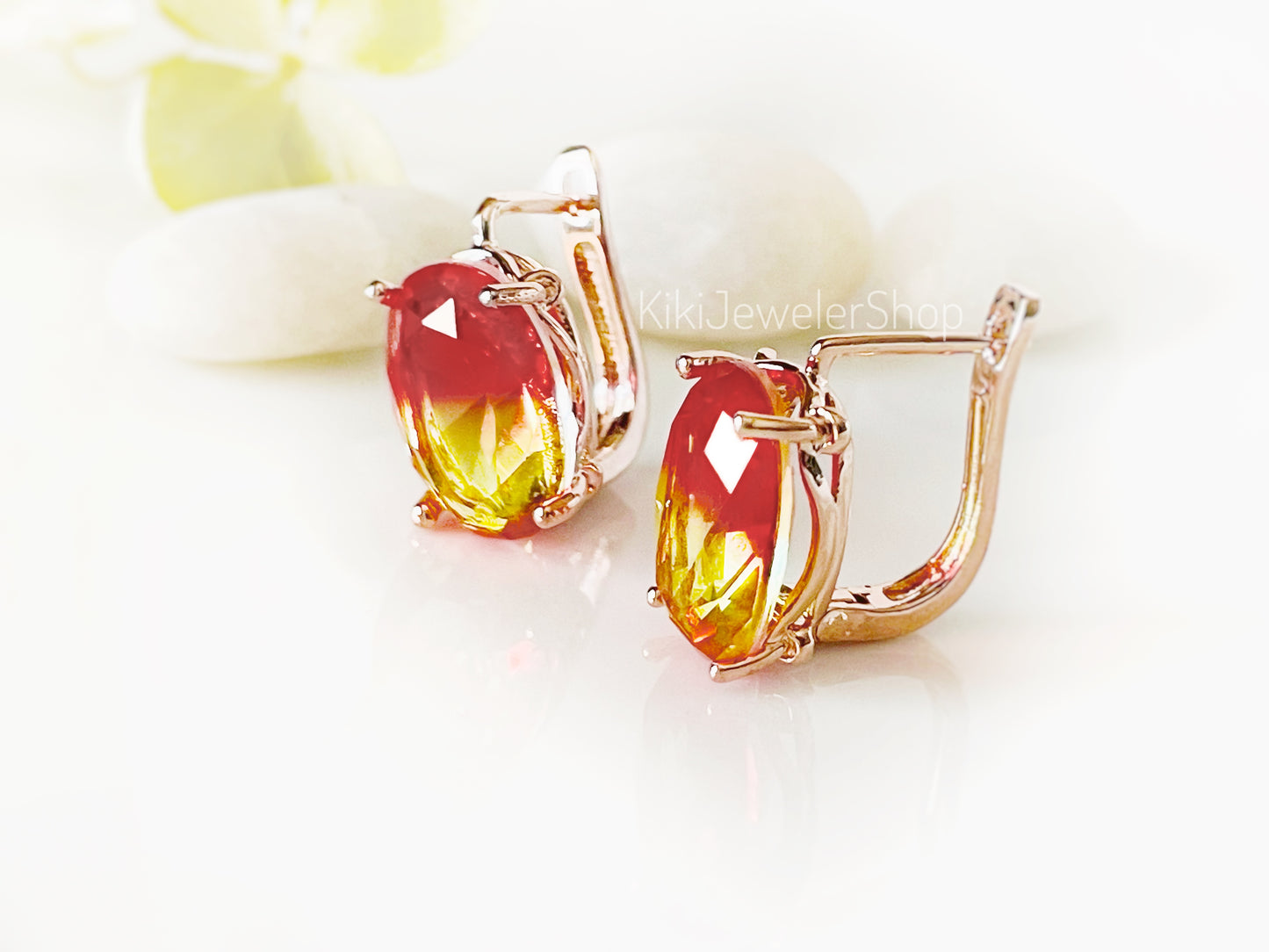 Boucles d'oreilles puces à fermoir à levier, ornées de pierres multicolores à facettes, style coussin, cadeau pour elle, cadeau pour maman, boucles d'oreilles tendance