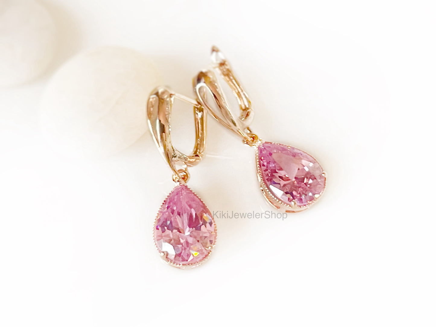 Boucles d'oreilles pendantes en saphir rose, forme larme, pierre précieuse rose, cadeau pour elle, cadeau pour maman, pierre de naissance d'octobre