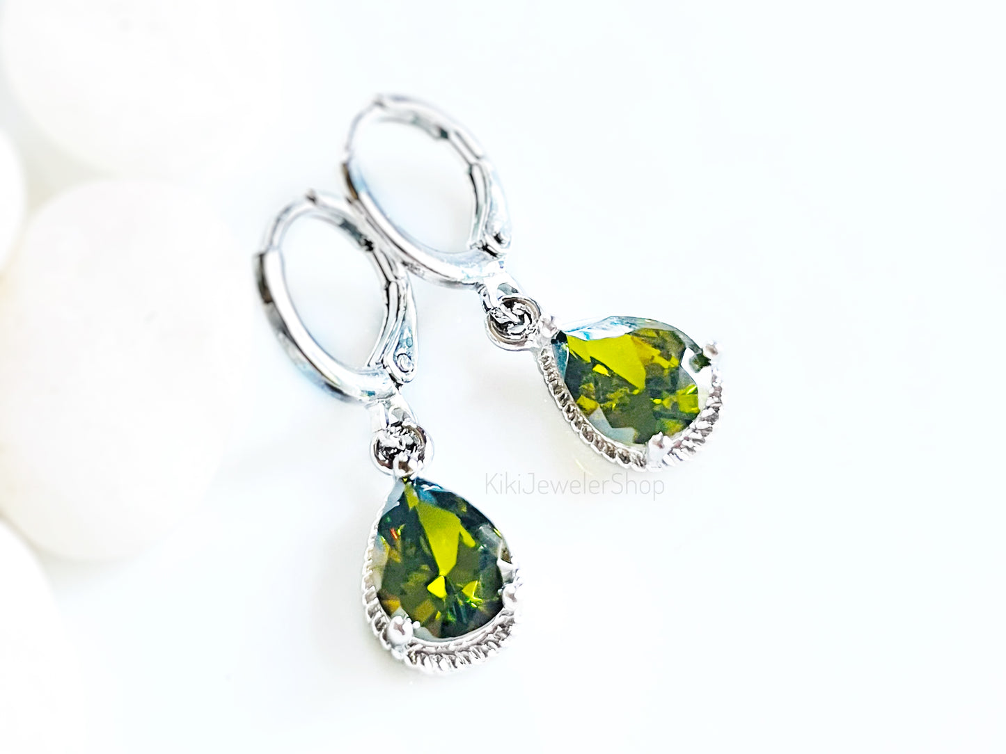 Boucles d'oreilles pendantes en péridot, pierre précieuse vert olive en forme de larme, cadeau pour elle, cadeau pour fille, pierre de naissance d'août