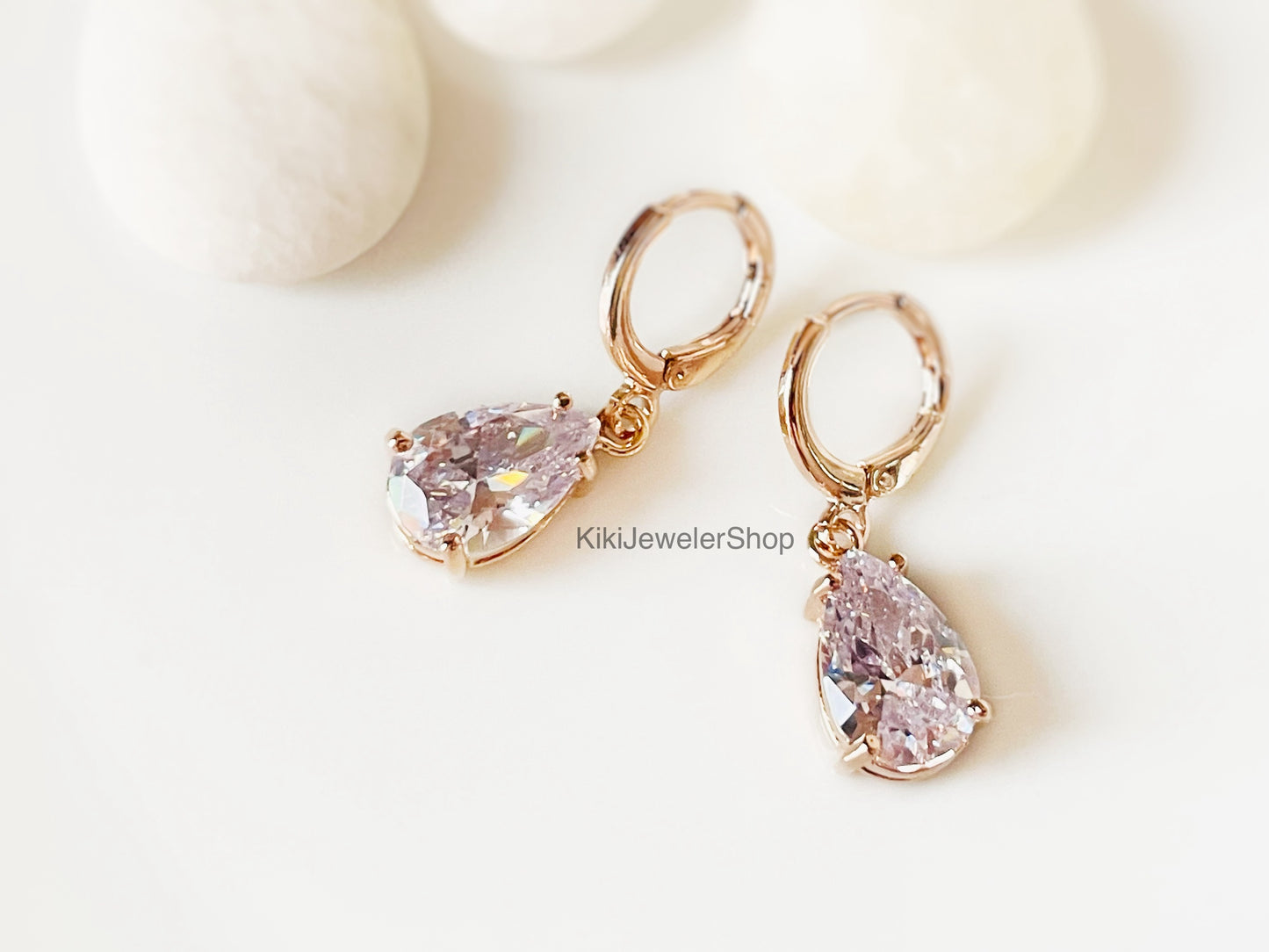 Boucles d'oreilles pendantes en saphir blanc, pierres précieuses blanches, cadeau pour elle, boucles d'oreilles de mariée, pierre de naissance d'avril