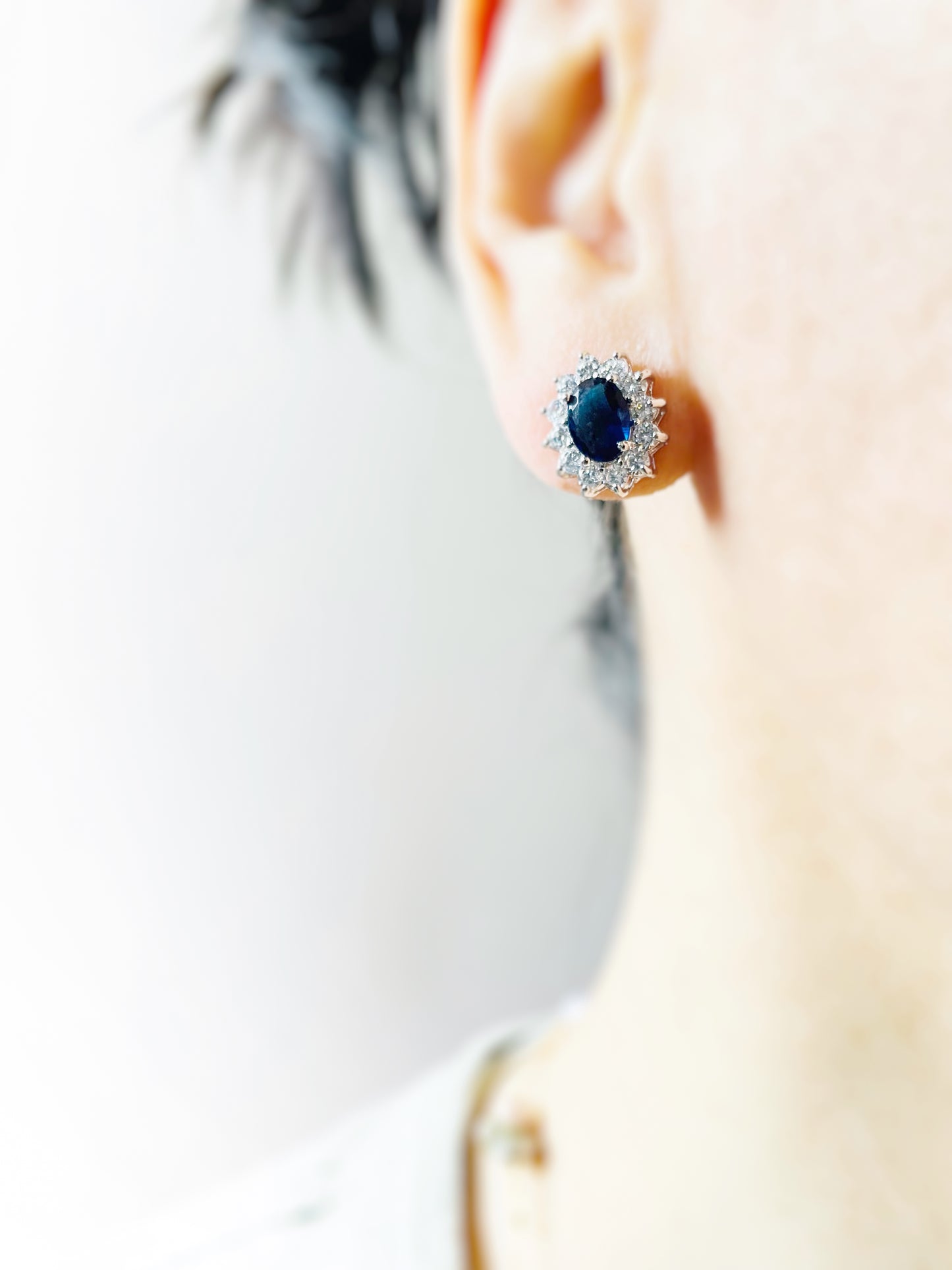 Boucles d'oreilles puces halo émeraude, boucles d'oreilles puces en pierre précieuse ovale verte, cadeau pour elle, cadeau pour maman, boucles d'oreilles pierre de naissance de mai, boucles d'oreilles classiques vertes