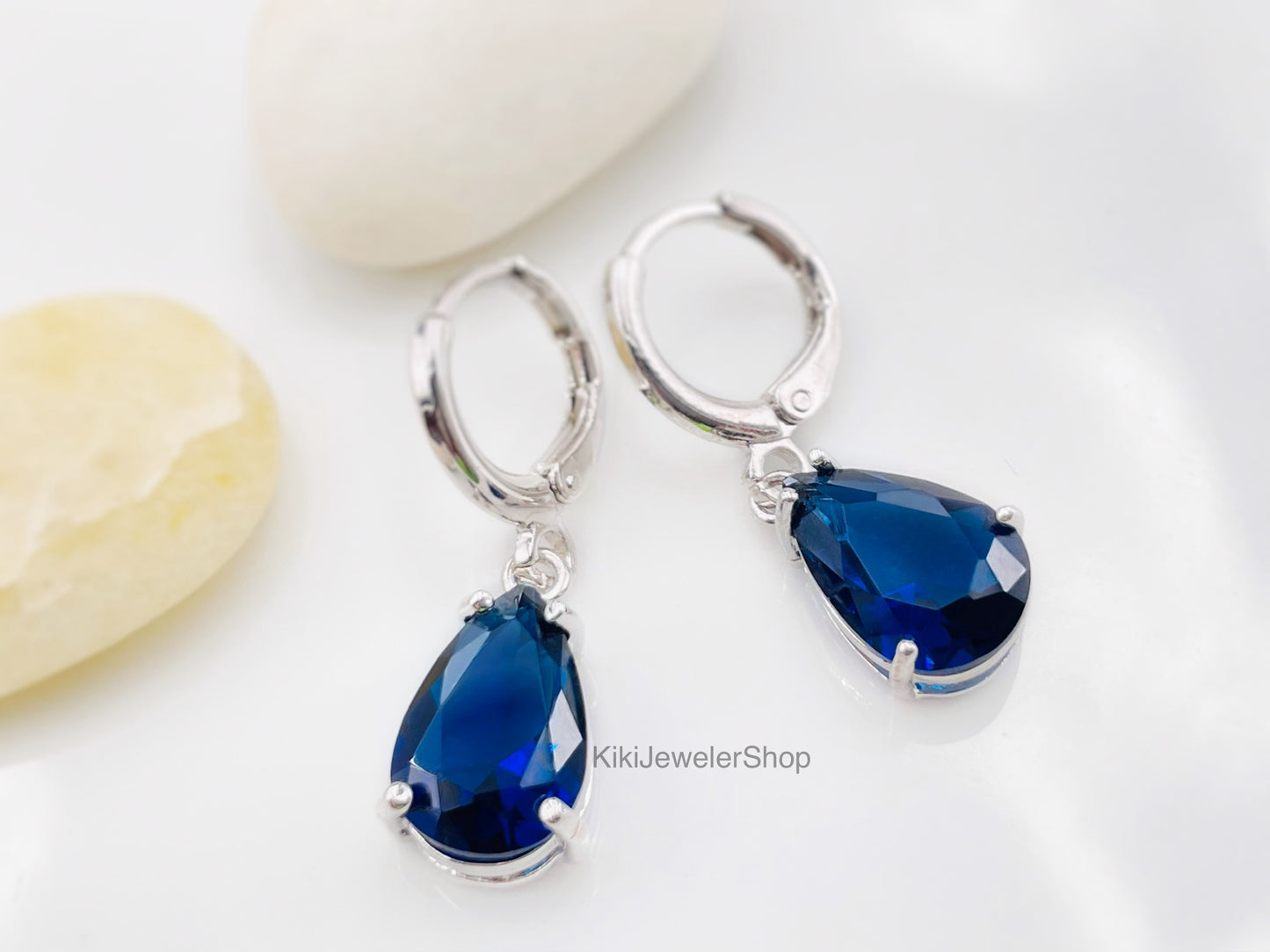 Boucles d'oreilles pendantes en saphir, pierre de naissance de septembre, bleu marine, cadeau pour elle, cadeau pour une fille, cadeau pour les demoiselles d'honneur