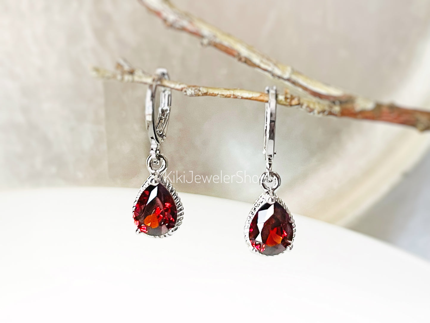 Boucles d'oreilles pendantes en grenat en forme de larme, petites boucles d'oreilles serties d'une pierre rouge, cadeau pour elle, cadeau pour une fille, pierre de naissance de janvier