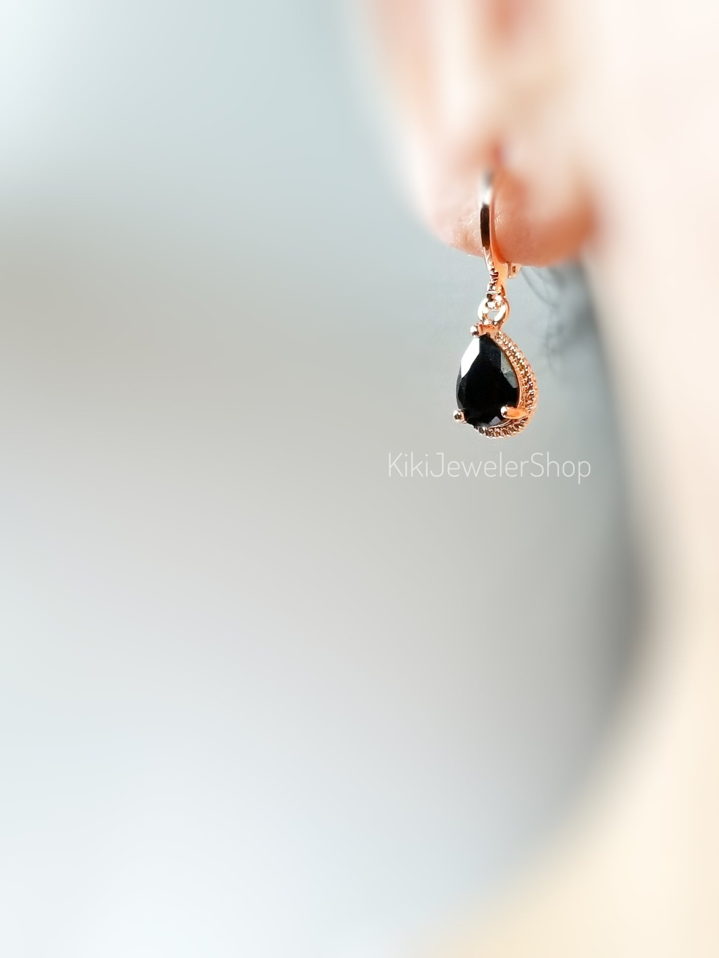 Boucles d'oreilles créoles pendantes en onyx en forme de larme, petites boucles d'oreilles serties d'une pierre précieuse noire, cadeau pour femme