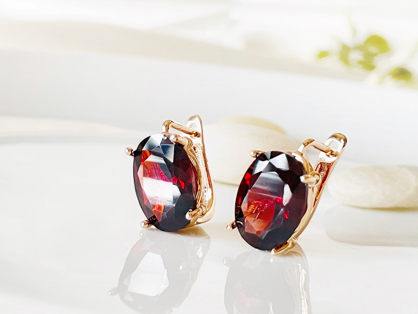 Boucles d'oreilles puces en émeraude, vert foncé, taille coussin, pierre de naissance de mai, cadeau pour elle, cadeau pour maman