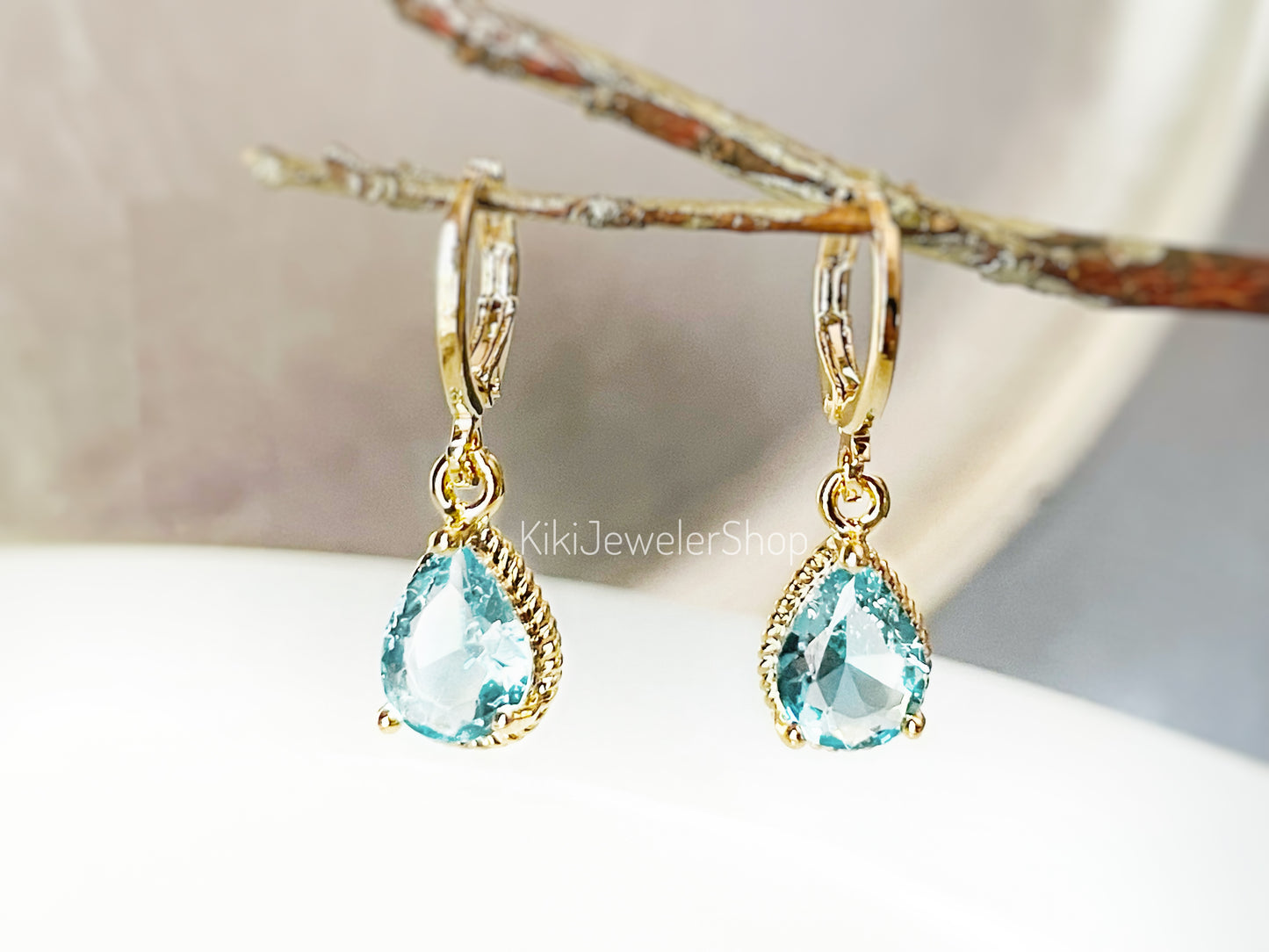 Boucles d'oreilles pendantes en forme de larme d'aigue-marine, pierres précieuses bleu clair serties clos, cadeau pour fille, cadeau pour elle, pierres de naissance de mars