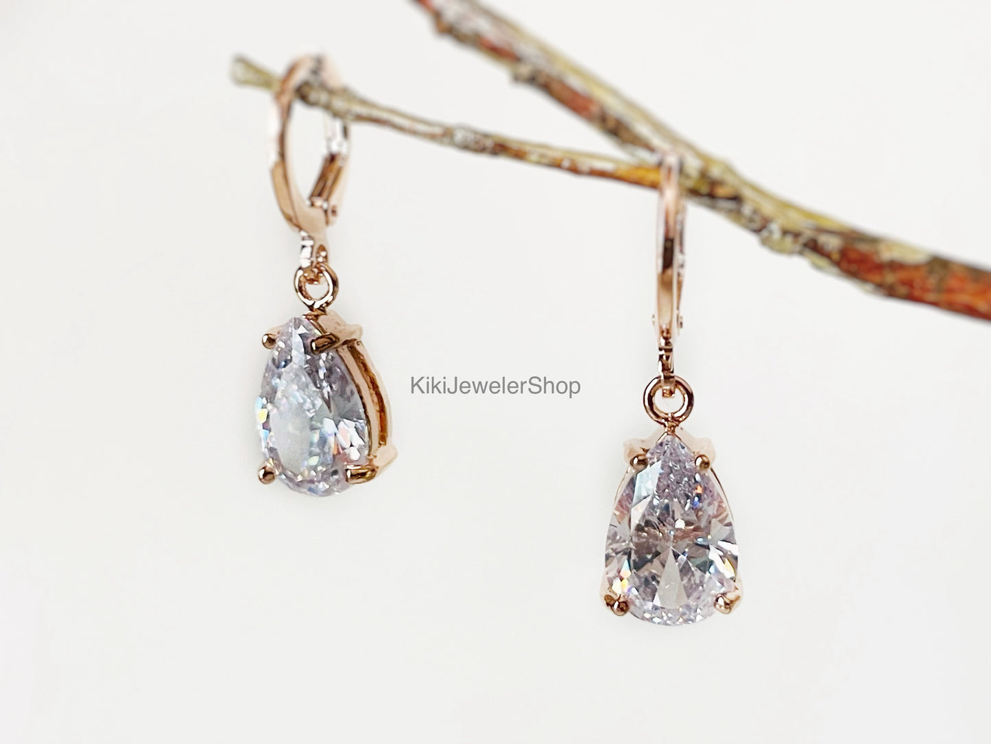 Boucles d'oreilles pendantes en saphir blanc, pierres précieuses blanches, cadeau pour elle, boucles d'oreilles de mariée, pierre de naissance d'avril