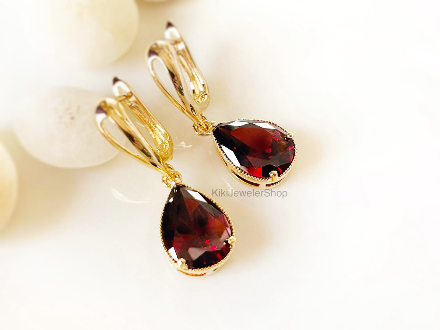 Boucles d'oreilles pendantes en or blanc et grenat, pierre de naissance de janvier, boucles d'oreilles en pierre précieuse rouge foncé, cadeau pour elle, cadeau pour maman, anniversaire de janvier