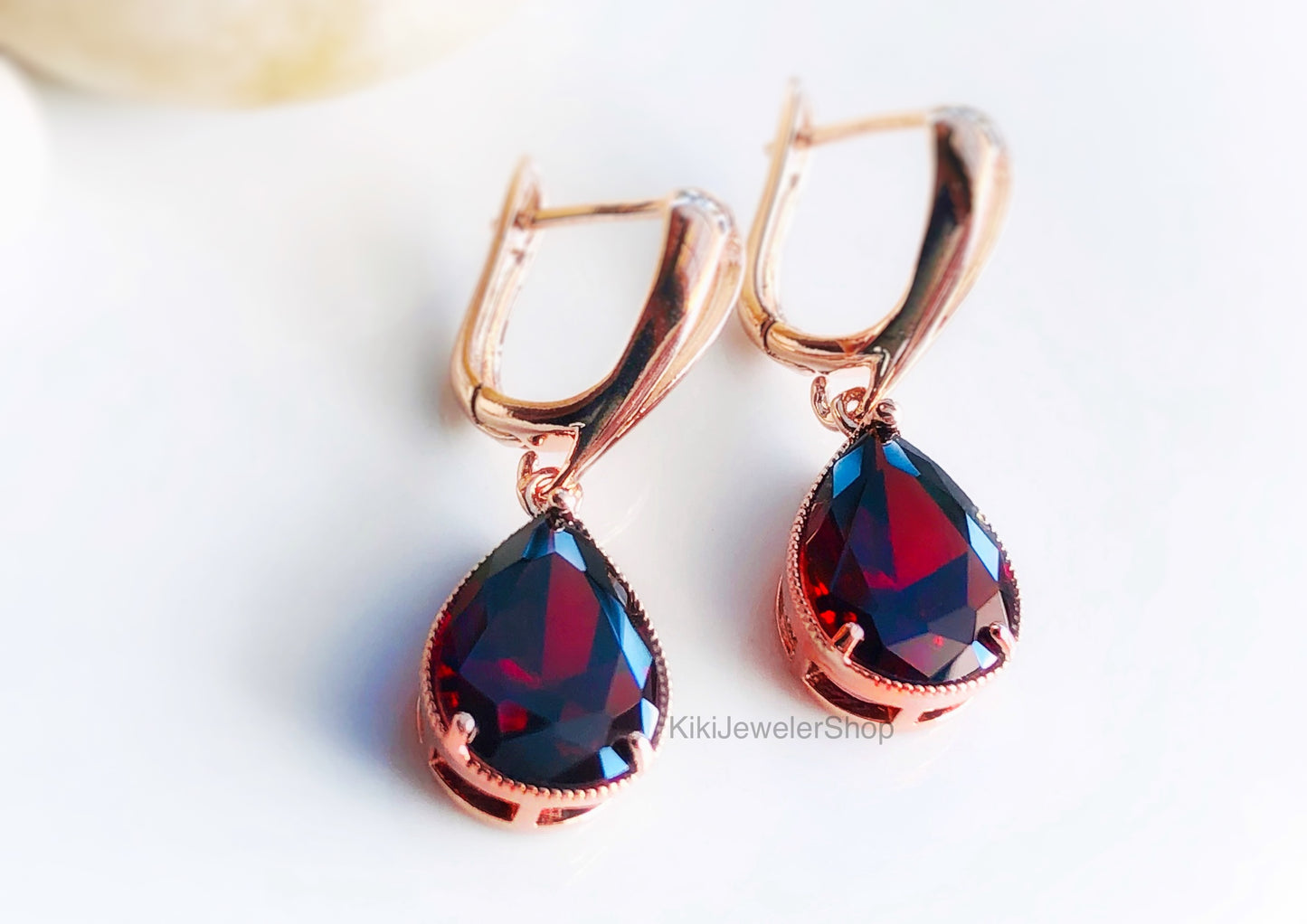Boucles d'oreilles pendantes en or blanc et grenat, pierre de naissance de janvier, boucles d'oreilles en pierre précieuse rouge foncé, cadeau pour elle, cadeau pour maman, anniversaire de janvier