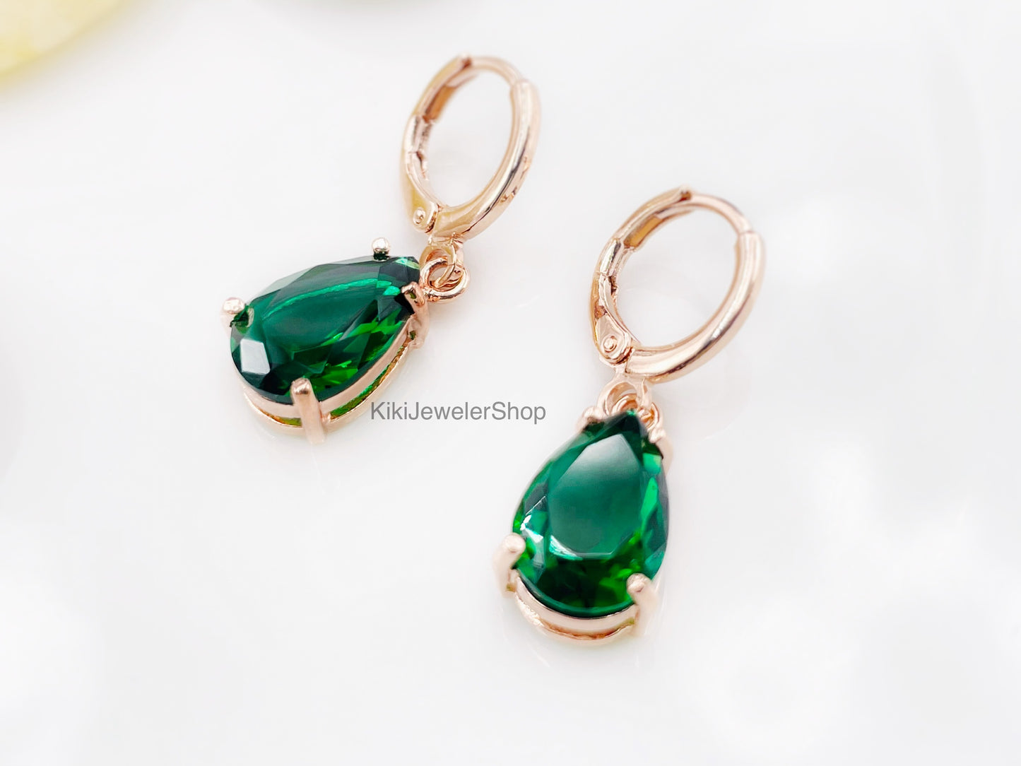 Boucles d'oreilles pendantes en or 14 carats serties d'une pierre précieuse vert émeraude, pierre de naissance du mois de mai, cadeau pour elle, cadeau pour une fille