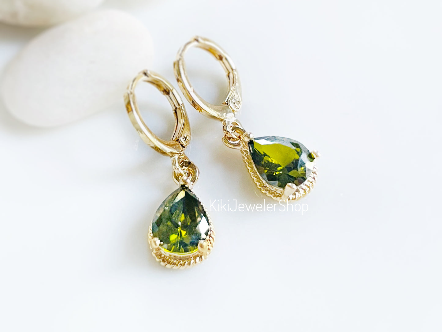 Boucles d'oreilles pendantes en péridot, pierre précieuse vert olive en forme de larme, cadeau pour elle, cadeau pour fille, pierre de naissance d'août
