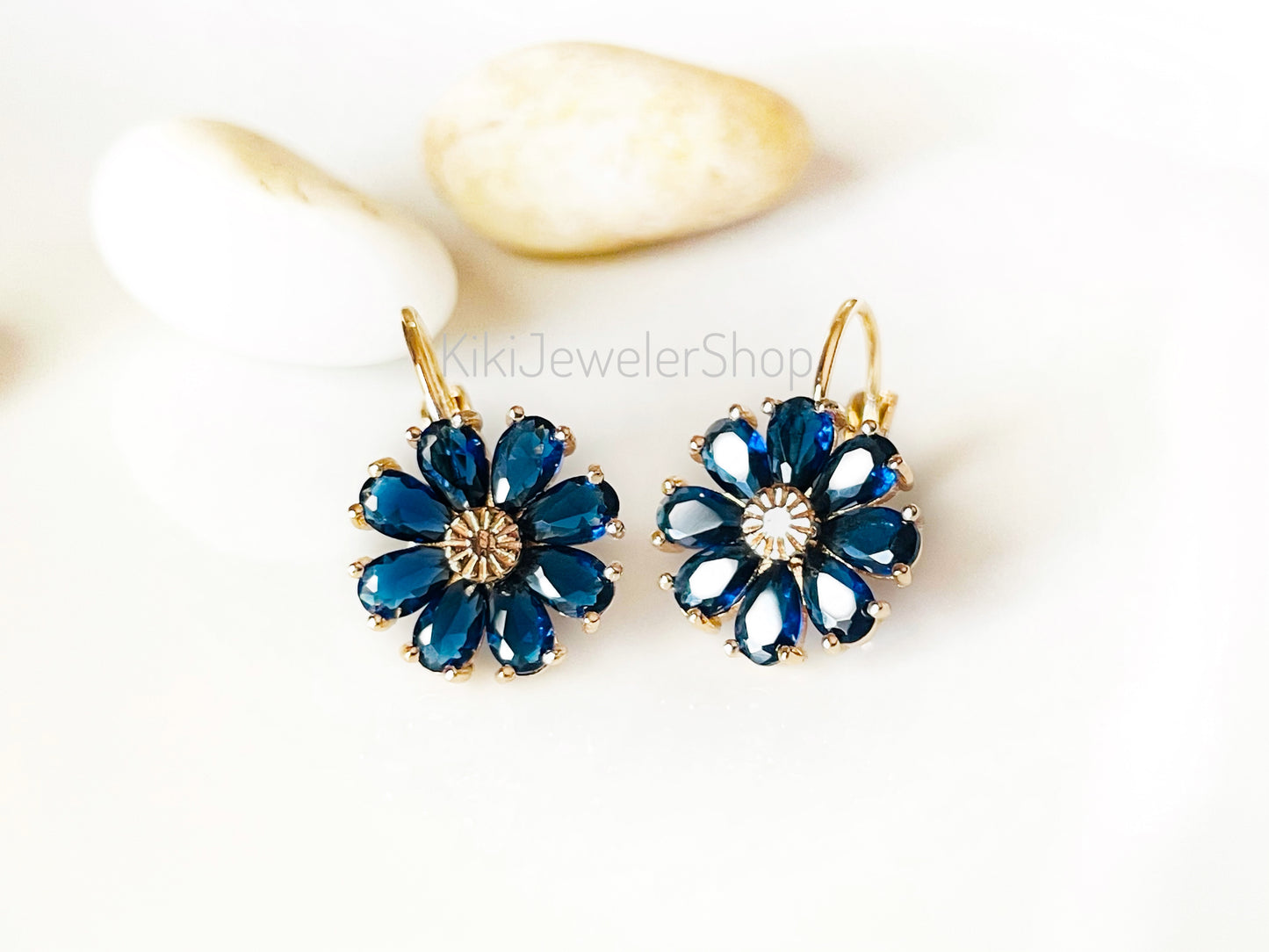 Boucles d'oreilles pendantes marguerite en saphir, boucles d'oreilles fleur en saphir bleu, boucle d'oreille pierre de naissance de septembre, cadeau pour maman, cadeau pour elle
