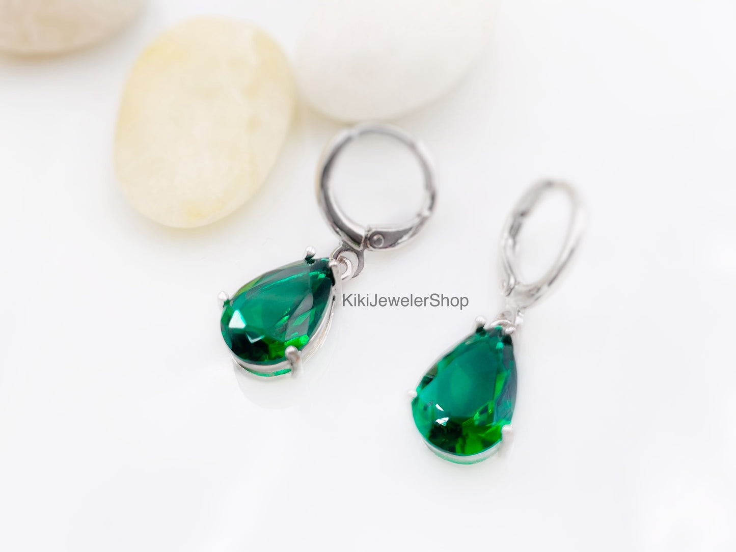 Boucles d'oreilles pendantes en or 14 carats serties d'une pierre précieuse vert émeraude, pierre de naissance du mois de mai, cadeau pour elle, cadeau pour une fille