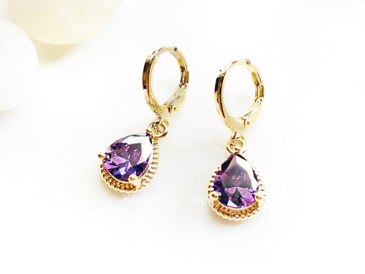 Boucles d'oreilles pendantes en améthyste, petites boucles d'oreilles violettes serties clos, cadeau pour elle, cadeau pour fille, pierre de naissance de février
