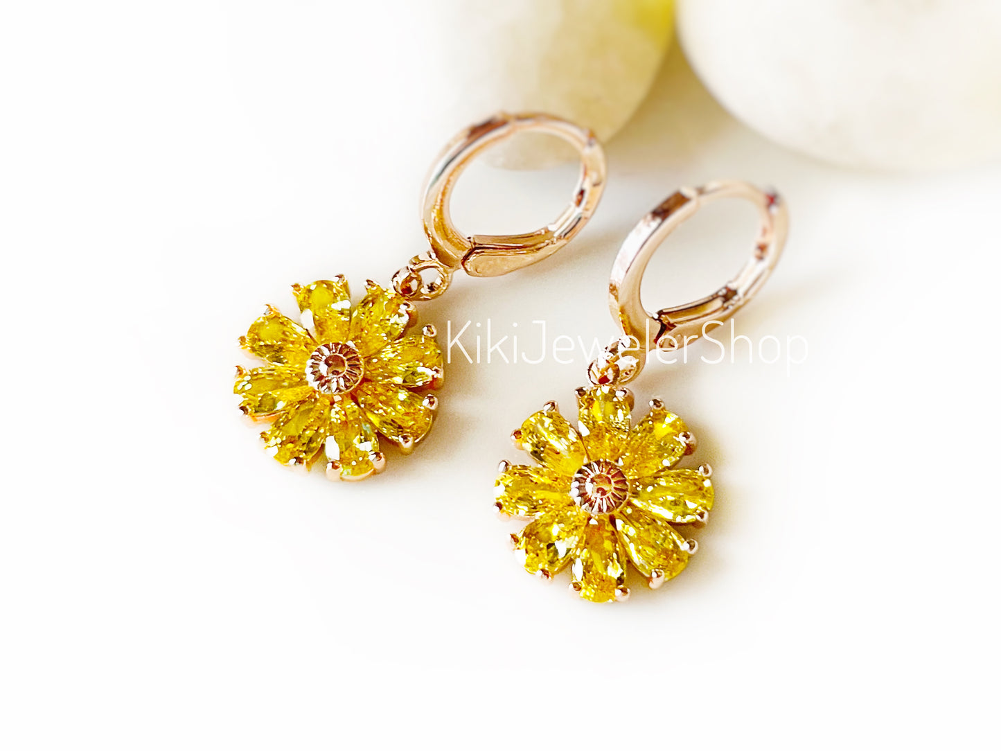 Boucles d'oreilles marguerite en citrine, boucles d'oreilles fleur en pierre précieuse jaune, boucles d'oreilles pierre de naissance de novembre, cadeau pour maman, cadeau pour elle