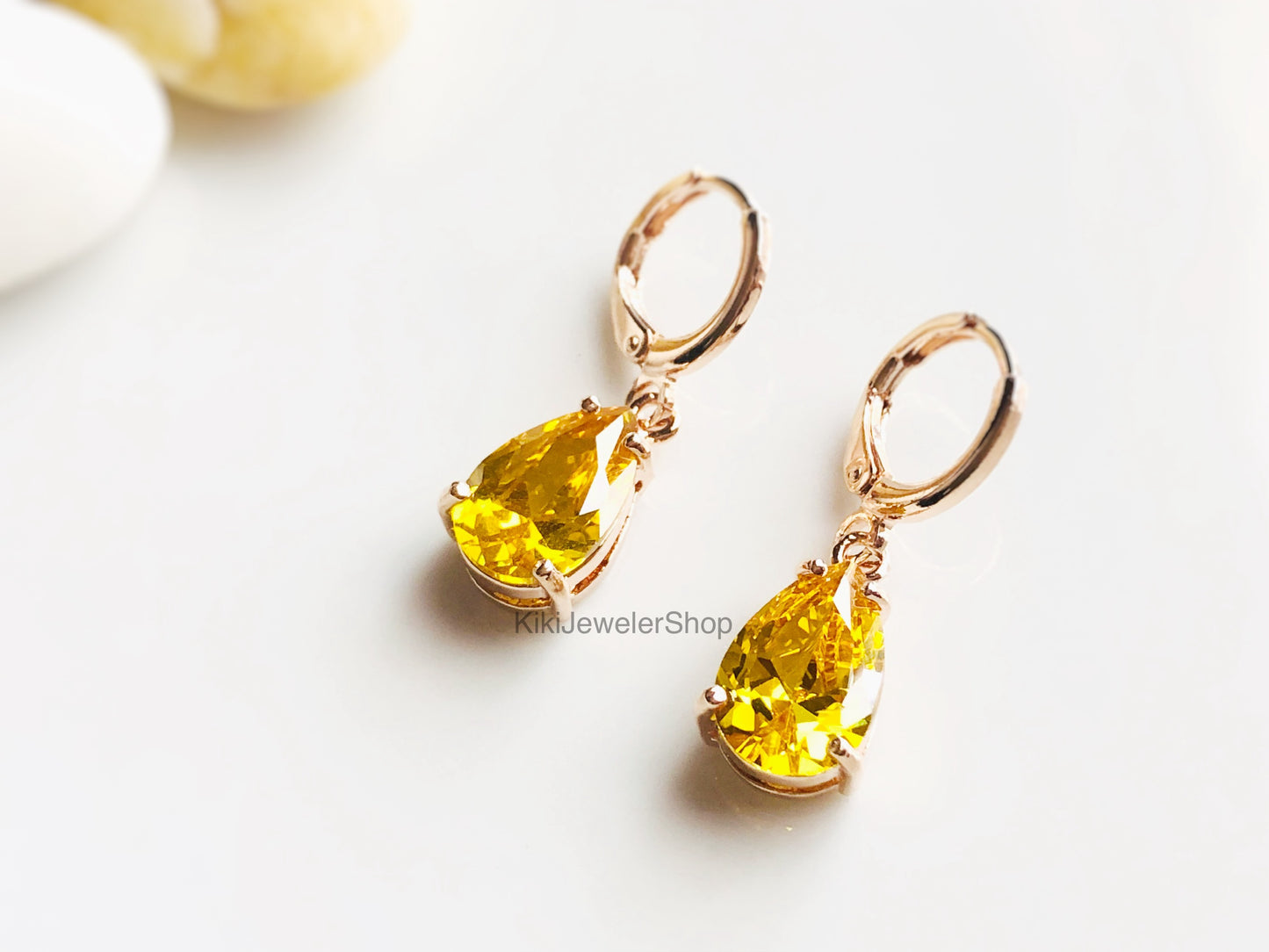 Boucles d'oreilles pendantes en or blanc 18 carats serties de citrine, pierre de naissance de novembre, boucles d'oreilles en pierre jaune, cadeau pour elle, cadeau pour maman