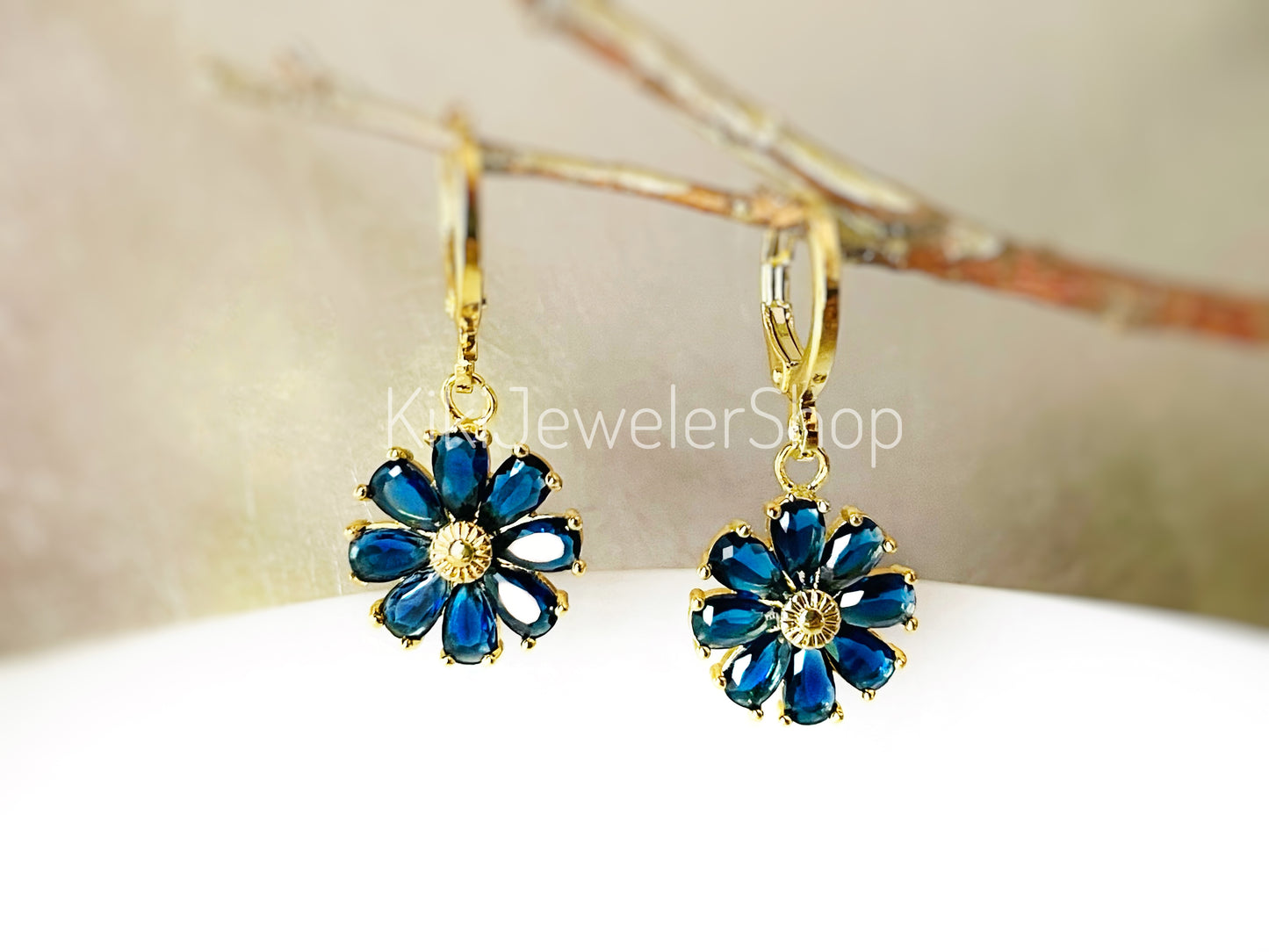 Boucles d'oreilles pendantes marguerite en saphir, boucles d'oreilles fleur en saphir bleu, boucle d'oreille pierre de naissance de septembre, cadeau pour maman, cadeau pour elle