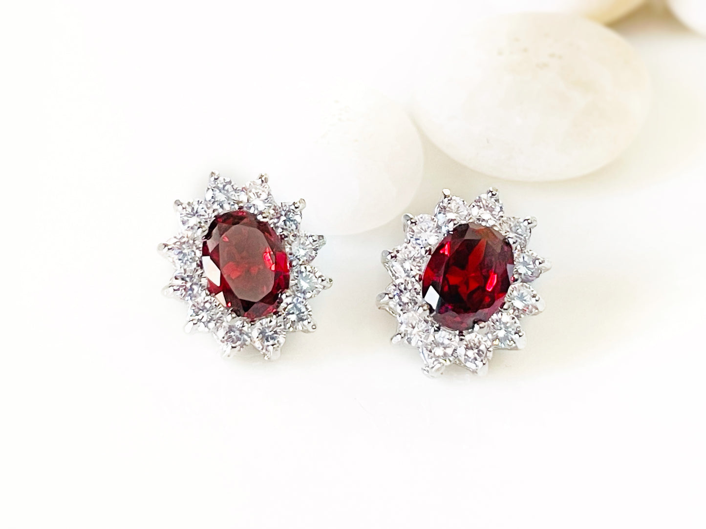 Boucles d'oreilles puces halo émeraude, boucles d'oreilles puces en pierre précieuse ovale verte, cadeau pour elle, cadeau pour maman, boucles d'oreilles pierre de naissance de mai, boucles d'oreilles classiques vertes