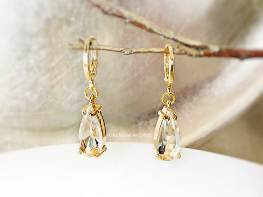 Boucles d'oreilles pendantes en saphir blanc, forme larme, plaquées or, pierre de naissance d'avril, boucles d'oreilles allongées en pierre précieuse blanche, cadeau pour elle, cadeau pour maman