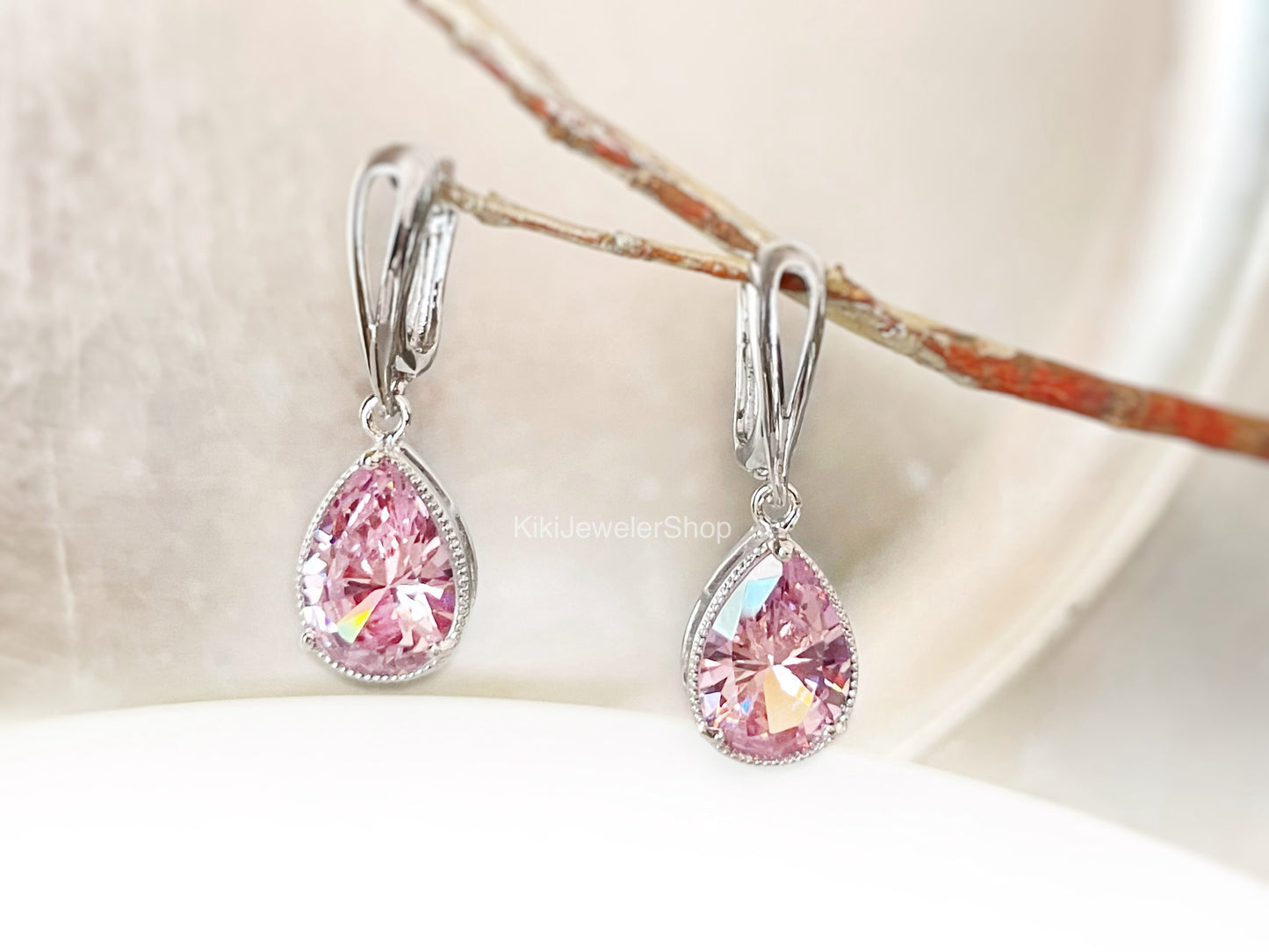 Boucles d'oreilles pendantes en saphir rose, forme larme, pierre précieuse rose, cadeau pour elle, cadeau pour maman, pierre de naissance d'octobre