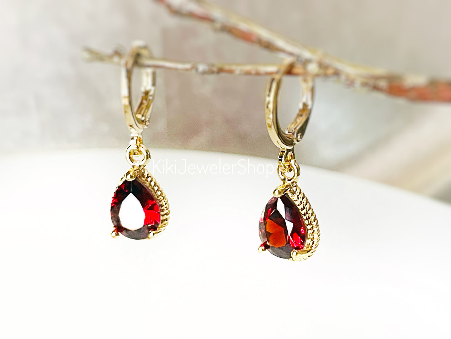 Boucles d'oreilles pendantes en grenat en forme de larme, petites boucles d'oreilles serties d'une pierre rouge, cadeau pour elle, cadeau pour une fille, pierre de naissance de janvier