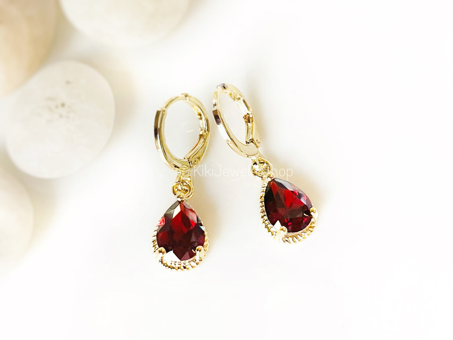Boucles d'oreilles pendantes en grenat en forme de larme, petites boucles d'oreilles serties d'une pierre rouge, cadeau pour elle, cadeau pour une fille, pierre de naissance de janvier