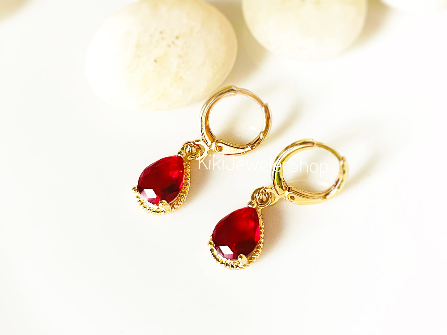 Petites boucles d'oreilles pendantes en forme de larme, rubis rouge vif serti clos, cadeau pour elle, cadeau pour une fille, pierre de naissance de juillet