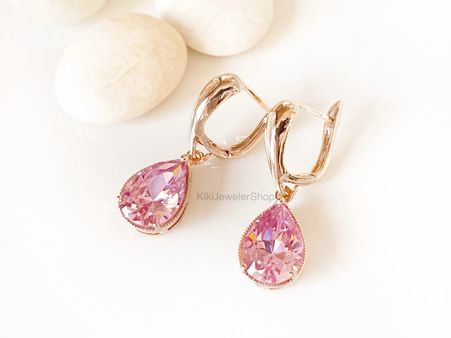 Boucles d'oreilles pendantes en saphir rose, forme larme, pierre précieuse rose, cadeau pour elle, cadeau pour maman, pierre de naissance d'octobre