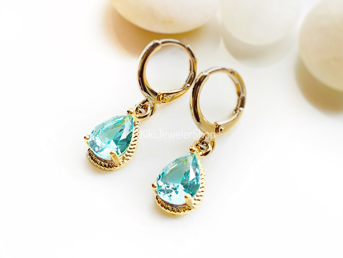 Boucles d'oreilles pendantes en forme de larme d'aigue-marine, pierres précieuses bleu clair serties clos, cadeau pour fille, cadeau pour elle, pierres de naissance de mars
