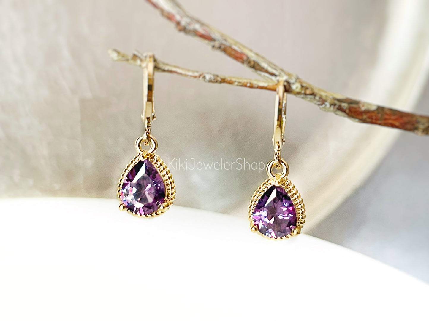 Boucles d'oreilles pendantes en améthyste, petites boucles d'oreilles violettes serties clos, cadeau pour elle, cadeau pour fille, pierre de naissance de février