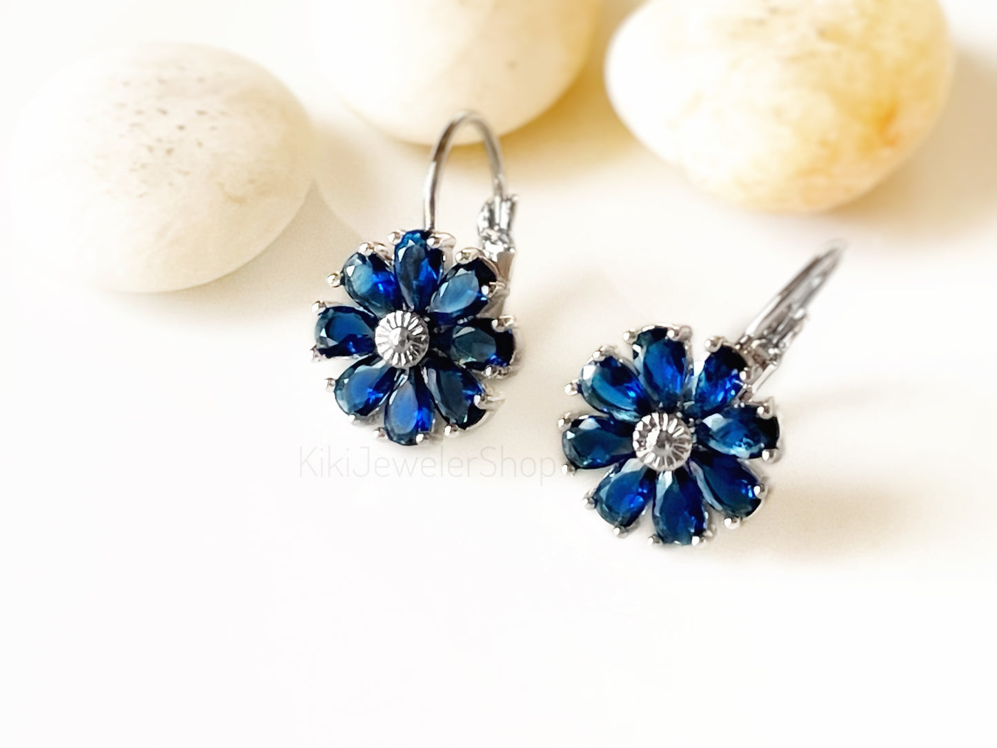 Boucles d'oreilles pendantes marguerite en saphir, boucles d'oreilles fleur en saphir bleu, boucle d'oreille pierre de naissance de septembre, cadeau pour maman, cadeau pour elle