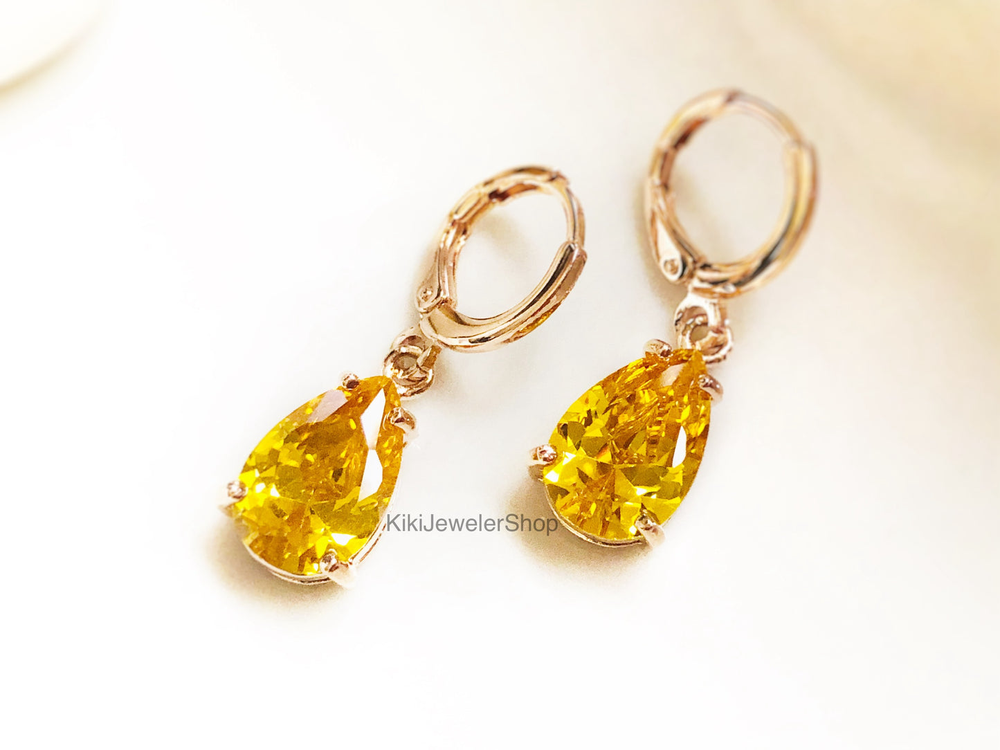 Boucles d'oreilles pendantes en or blanc 18 carats serties de citrine, pierre de naissance de novembre, boucles d'oreilles en pierre jaune, cadeau pour elle, cadeau pour maman