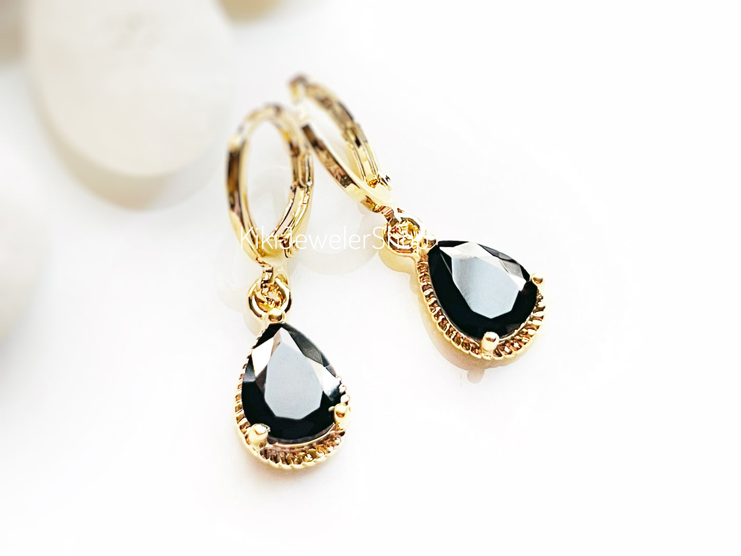 Boucles d'oreilles créoles pendantes en onyx en forme de larme, petites boucles d'oreilles serties d'une pierre précieuse noire, cadeau pour femme