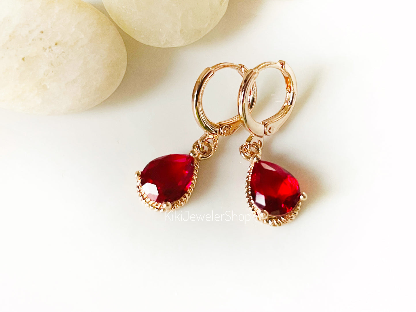 Petites boucles d'oreilles pendantes en forme de larme, rubis rouge vif serti clos, cadeau pour elle, cadeau pour une fille, pierre de naissance de juillet