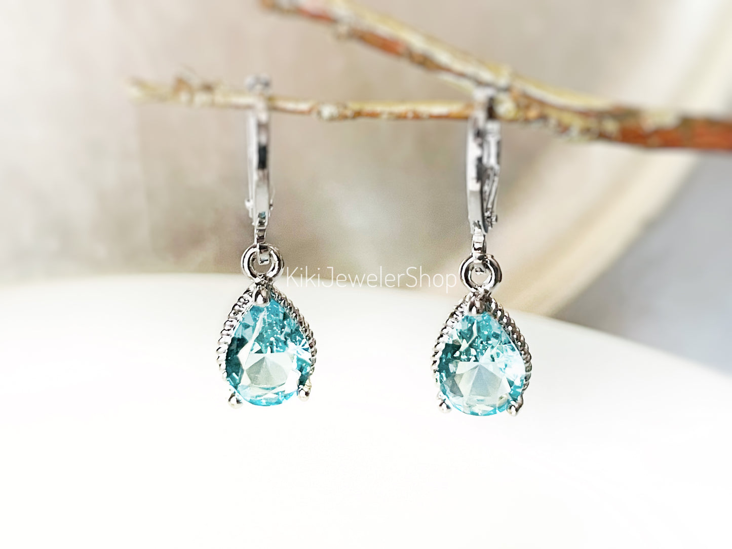Boucles d'oreilles pendantes en forme de larme d'aigue-marine, pierres précieuses bleu clair serties clos, cadeau pour fille, cadeau pour elle, pierres de naissance de mars