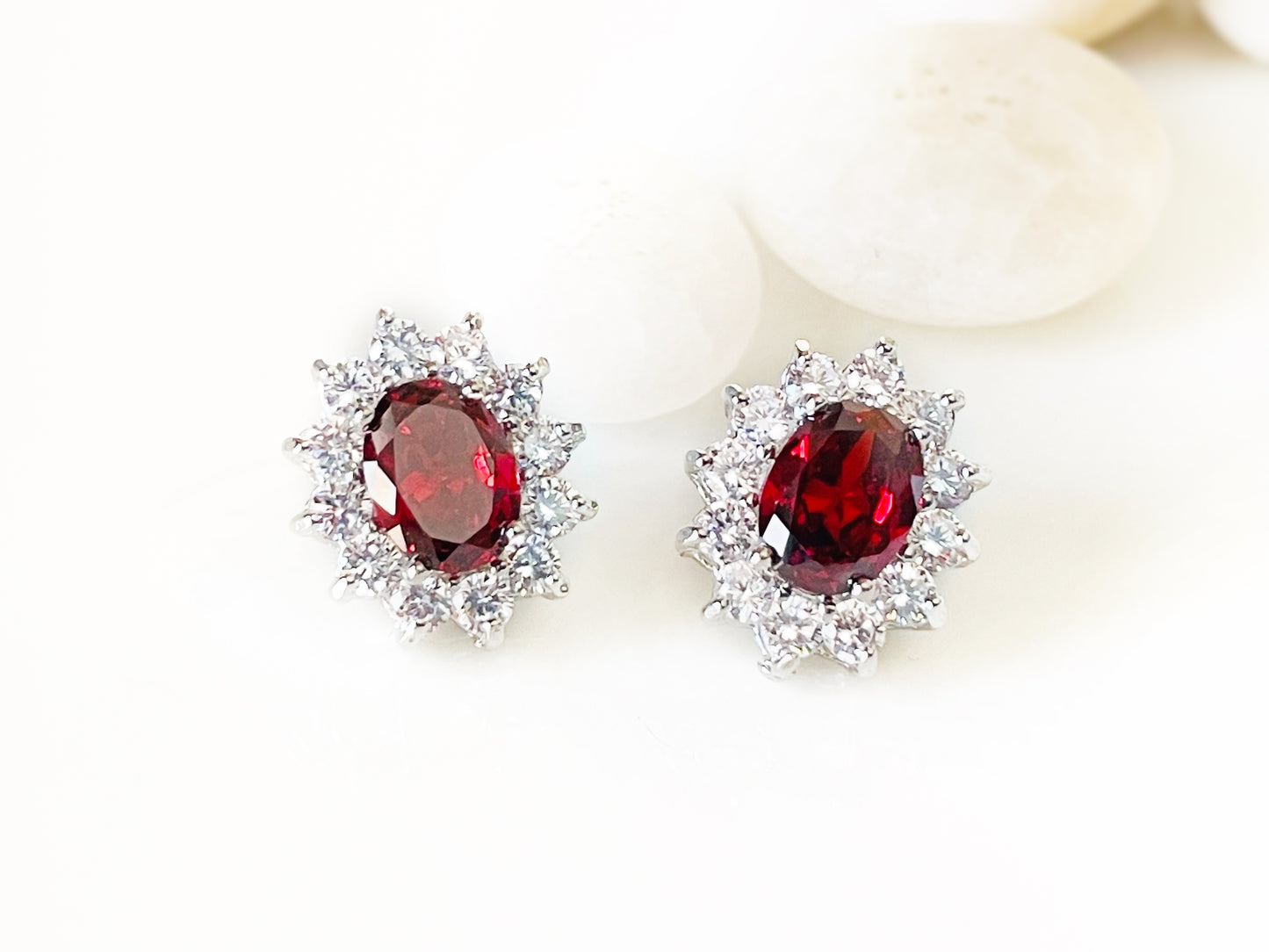 Boucles d'oreilles puces halo émeraude, boucles d'oreilles puces en pierre précieuse ovale verte, cadeau pour elle, cadeau pour maman, boucles d'oreilles pierre de naissance de mai, boucles d'oreilles classiques vertes