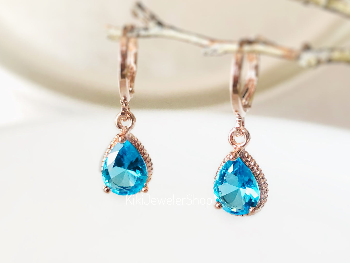 Boucles d'oreilles pendantes en topaze bleue en forme de larme, petites boucles d'oreilles en pierre précieuse bleue, cadeau pour elle, cadeau pour une fille, pierres de naissance de décembre.