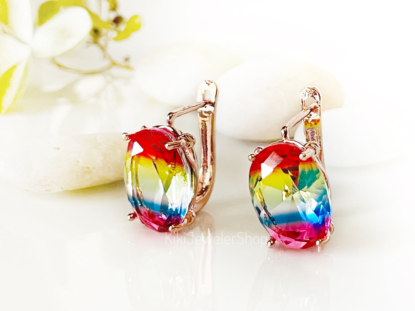 Boucles d'oreilles puces à fermoir à levier, ornées de pierres multicolores à facettes, style coussin, cadeau pour elle, cadeau pour maman, boucles d'oreilles tendance