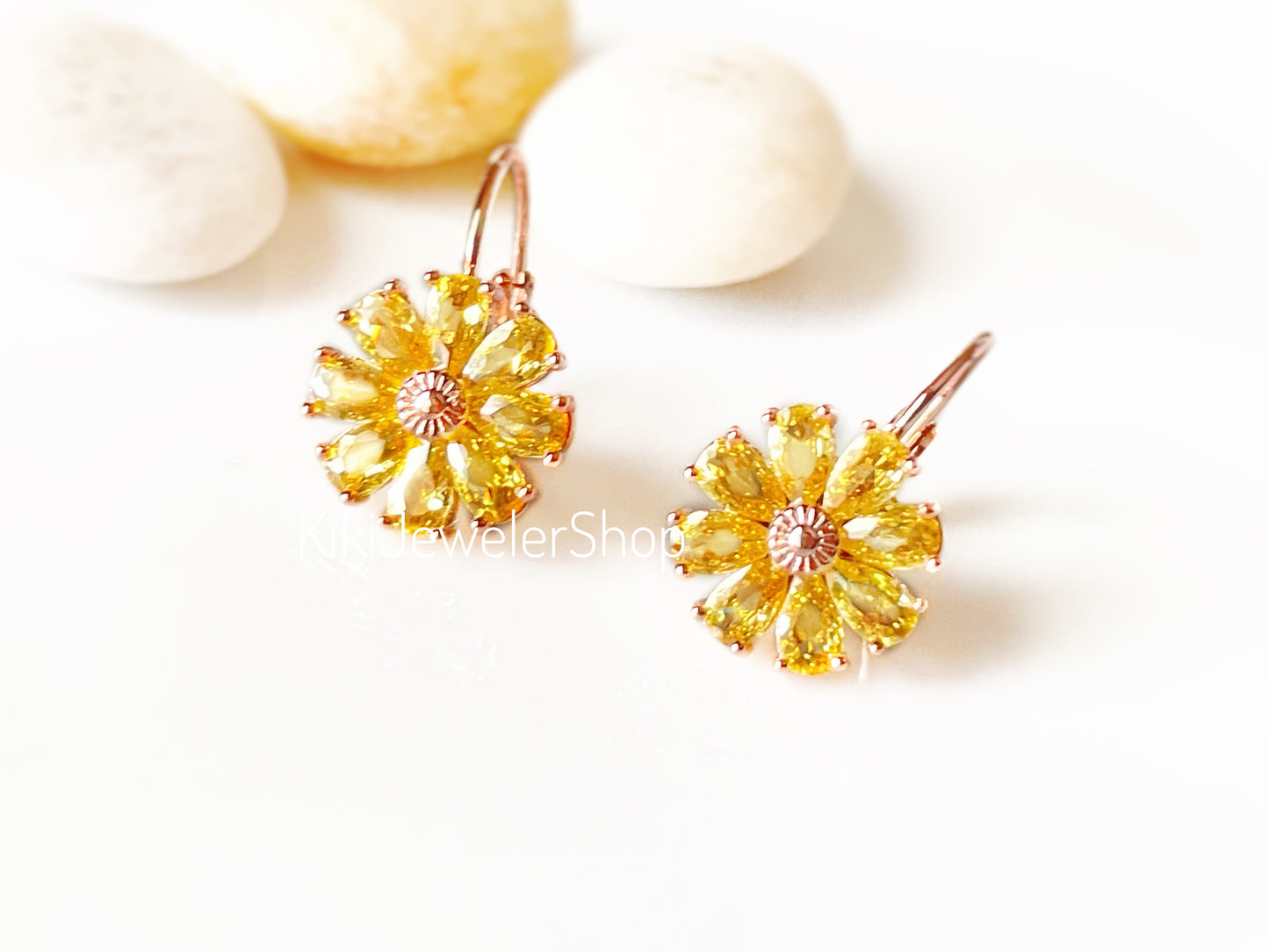 Boucles d'oreilles marguerite en citrine, boucles d'oreilles fleur en pierre précieuse jaune, boucles d'oreilles pierre de naissance de novembre, cadeau pour maman, cadeau pour elle