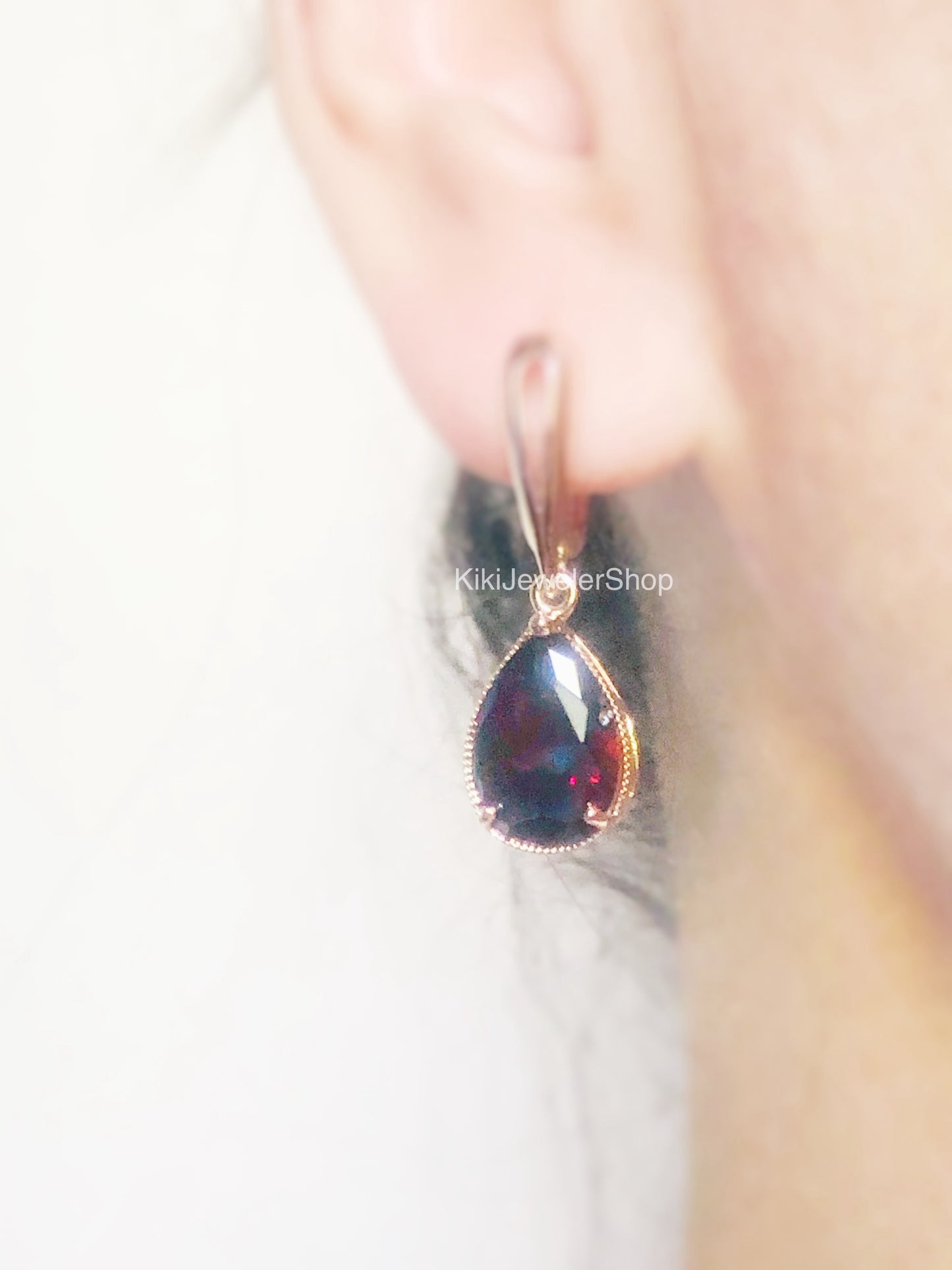 Boucles d'oreilles pendantes en or blanc et grenat, pierre de naissance de janvier, boucles d'oreilles en pierre précieuse rouge foncé, cadeau pour elle, cadeau pour maman, anniversaire de janvier